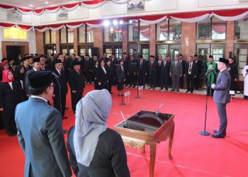 Pelantikan Aparatur Sipil Negara  di lantai 2 lobby Balai Kota Surabaya.