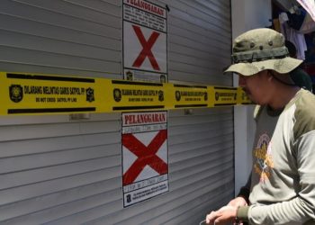 Kegiatan penyegelan bangunan oleh Satpol PP Surabaya karena tidak memiliki izin Persetujuan Bangunan dan Gedung.