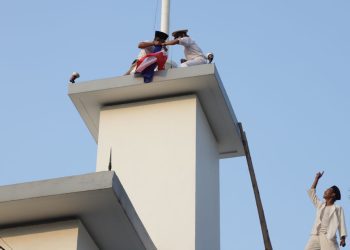 Foto dukmentasi kegiatan teatrikal perobekan bendera Belanda menjadi merah putih di eka Hotel Yamato.