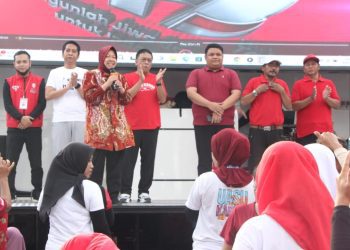Calon gubernur Jawa Timur Tri Rismahaini pada acara Senam Cinta Tanah Air di Dukuh Sutorejo, Kecamatan Mulyorejo, Surabaya.