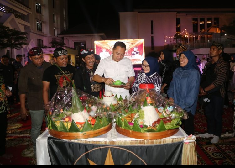 Kegiatan Napak Tilas Sembrani Bumi Nusantara yang start dari halaman Kelurahan Lidah Wetan dan berakhir di Balai Pemuda Surabaya.