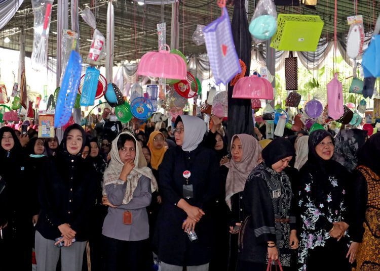Para ketua TP PKK RT se-Surabaya mengikuti peringatan Maulid Nabi Muhammad SAW di halaman Balai Kota Surabaya.