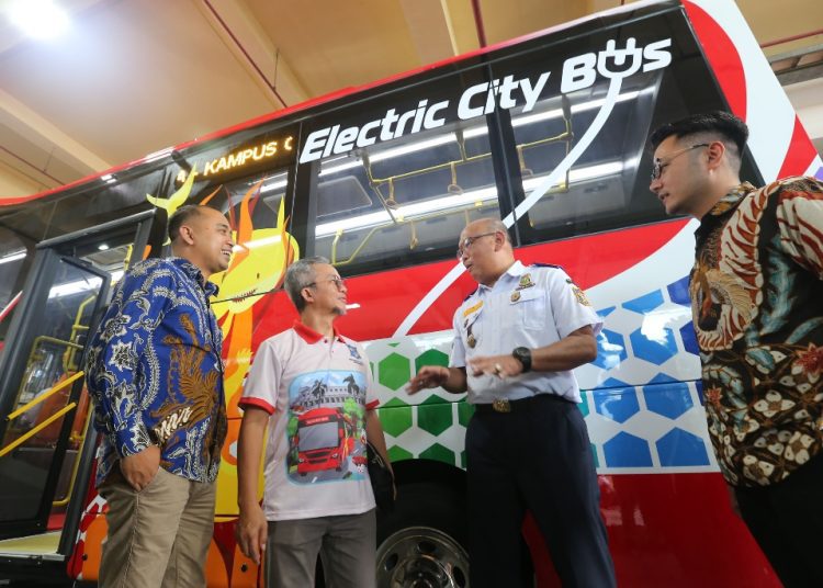 Soft launching bus listrik 'Electric City Bus di Terminal Intermoda Joyoboyo.
