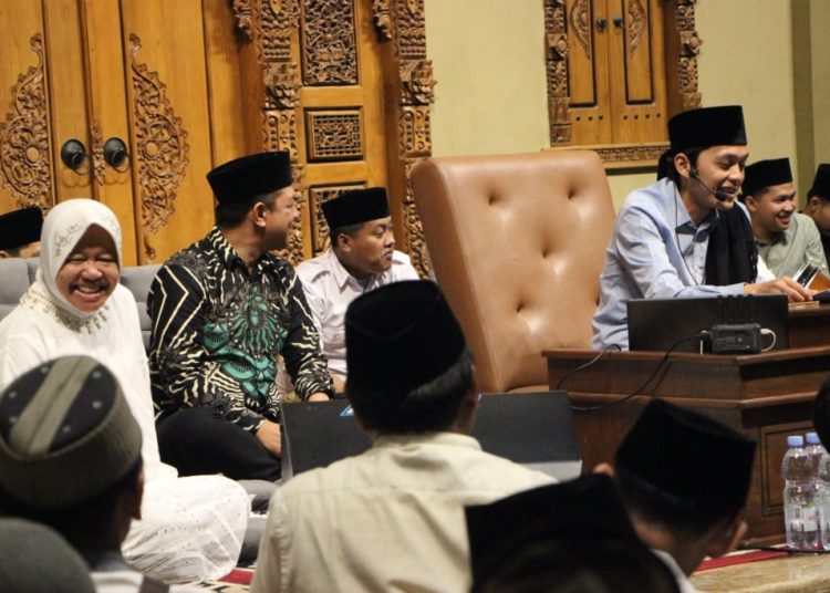 Calon gubernur Jatim Tri Rismaharini mengikuti pengajian di Majelis Ta'lim Sabilu Taubah di Desa Karanggayam, Srengat, Blitar.