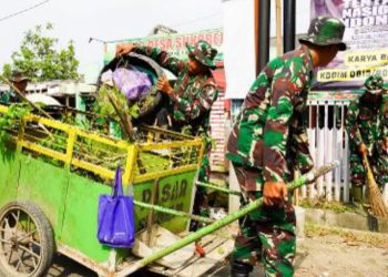 Salah satu kegiatan karya bakti dengan membersihkan lingkungan dalam rangkaian peringatan HUT TNI ke-79 di Kabupaten Bojonegoro.