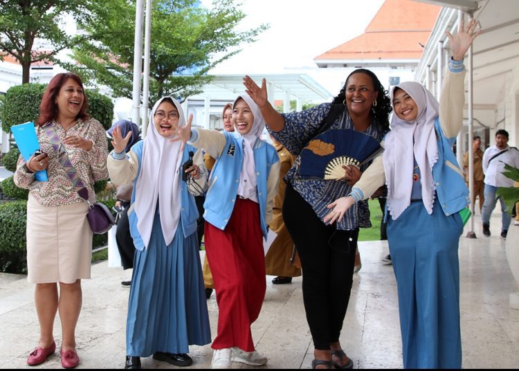 Salah satu kegiatan yang melibatkan anak di Balai Pemuda. Menunjukkan keseriusan sebagai kota layak anak dunia, Pemkot Surabaya mengirimkan delegasi untuk berpartipasi di forum internasional “Growing Up in Child Friendly Cities" yang digelar di Jinan, China.
