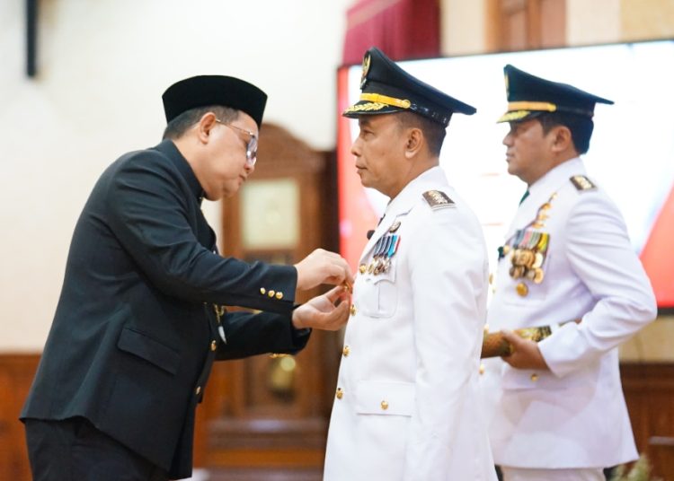 Prosesi pelantikan Nurkholis sebagai Pj Bupati Pasuruan dan Mochamad Taufik Kurniawan sebagai Pj Wali Kota Probolinggo di gedung Grahadi.