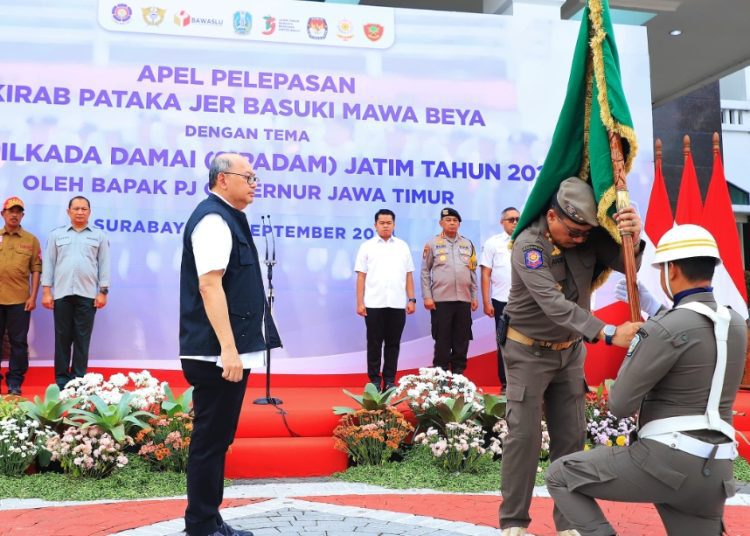 Pelepasan pataka Jer Basuki Mawa Beya yang akan dikirab ke 38 kabupaten/kota se-Jawa Timur.