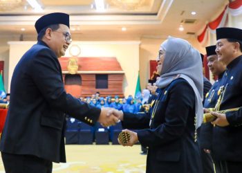 Pj Gubernur Jatim Adhy Karyono menyerahkan surat keputusan Menteri Dalam Negeri tentang Perpanjangan Masa Jabatan 8  Pj bupati serta mengukuhkan 13 Penjabat Sementara (Pjs) bupati/ wali kota.