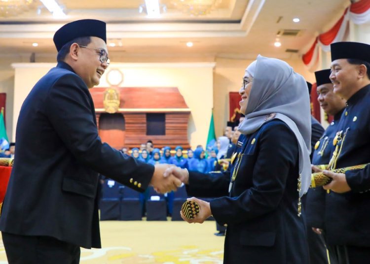 Pj Gubernur Jatim Adhy Karyono menyerahkan surat keputusan Menteri Dalam Negeri tentang Perpanjangan Masa Jabatan 8  Pj bupati serta mengukuhkan 13 Penjabat Sementara (Pjs) bupati/ wali kota.