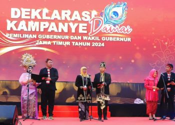 Tiga pasangan calon gubernur Jatim pada Deklarasi Kampanye Damai Pemilihan Gubernur dan Wakil Gubernur Jawa Timur Tahun 2024 di Taman Tugu Pahlawan Surabaya.