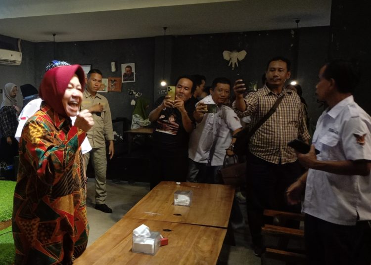 Cagub Jatim Tri Rismaharini di sela deklarasi dukungan Barisan Relawan Indonesia Maju di Bober Cafe, Jalan Jemursari Surabaya.