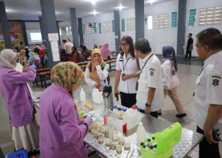 Uji sampling bahan makanan di Sentra Wisata Kuliner Karang Asem Tambaksari, Surabaya.