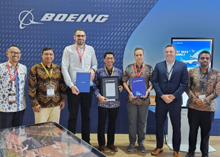 Foto bersama setelah penandatanganan naskah Memorandum of Understanding antara ITS dengan Boeing Indonesia.