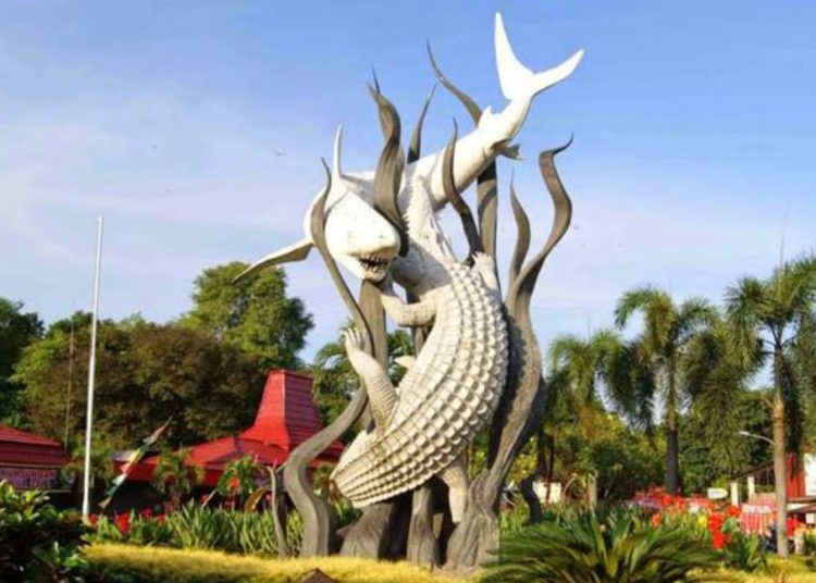 Foto ilustrasi monumen Sura dan Baya di depan Kebun Binatang Surabaya (net).