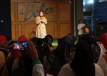 Tri Rismaharini saat berbicara di depan ratusan kader lingkungan di Bober Cafe, Surabaya.