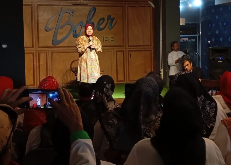 Tri Rismaharini saat berbicara di depan ratusan kader lingkungan di Bober Cafe, Surabaya.
