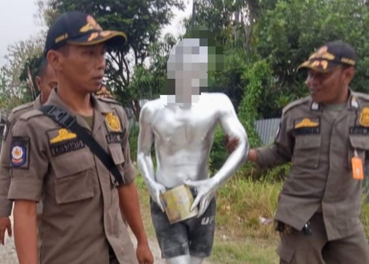 Manusia silver diamankan Satpol PP dalam razia di traffic light.