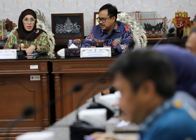 Pjs Wali Kota Surabaya Restu Novi Widiani memimpin rapat koordinasi dengan kepala OPD di ruang sidang wali kota Surabaya.