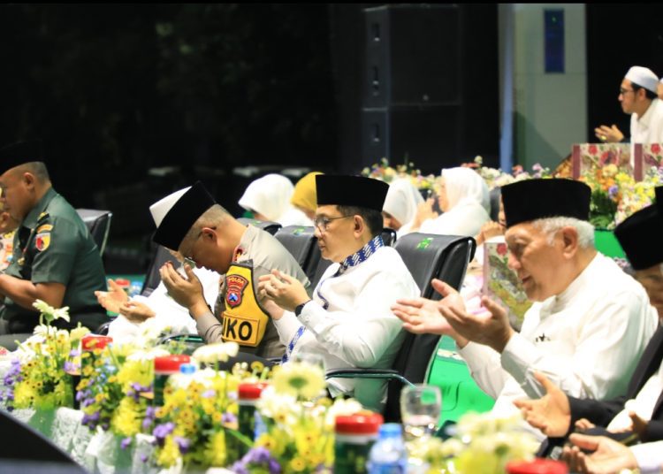 Doa bersama Pilkada Jawa Timur Tahun 2024 Aman dan Damai serta Peringatan Maulid Nabi Muhammad SAW 1446 H di lapangan Mapolda Jatim.