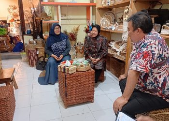Tri Rismaharini bersama Wiwiet Manfaati, perajin eceng gondok di Kebraon, Surabaya.