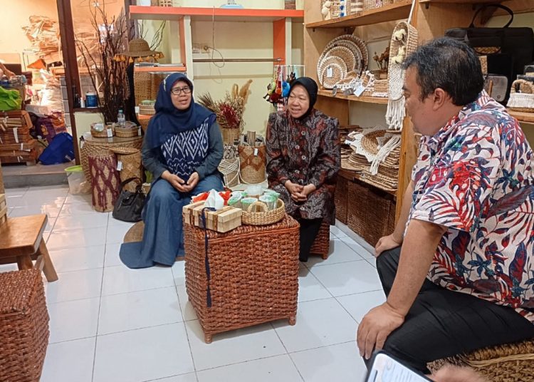 Tri Rismaharini bersama Wiwiet Manfaati, perajin eceng gondok di Kebraon, Surabaya.