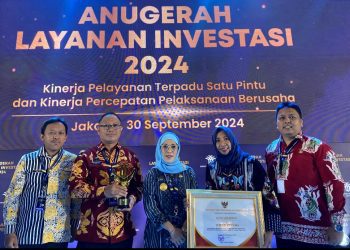 Pjs Wali Kota Surabaya Restu Novi Widiani menerima penghargaan pada Anugerah Layanan Investasi 2024 di Grand Ballroom Hotel Mulia Senayan, Jakarta.