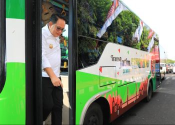 Pj Gubernur Jatim Adhy Karyono dalam peluncuran Bus Trans Jatim Koridor V Cakraningrat rute Terminal Bangkalan - Terminal Purabaya.