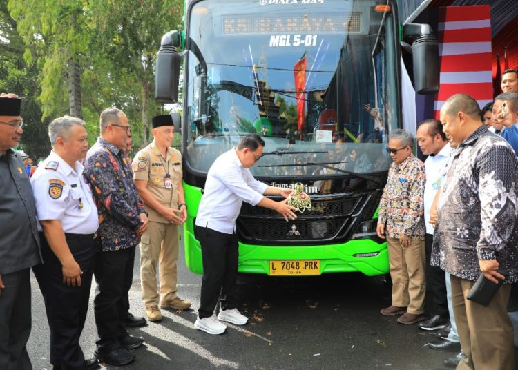 Peluncuran Bus Trans Jatim Koridor V rute Terminal Bangkalan - Terminal Purabaya di Alun-Alun Pendopo Kabupaten Bangkalan.