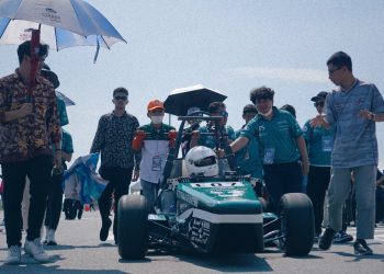Tim Anargya ITS bersama mobilnya, Anargya EV Mark 4.0, saat bersiap untuk berlaga di FSAE Japan 2024.