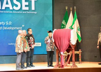 Pemukulan beduk oleh Wapres RI KH Ma'ruf Amin sebagai pembukaan International Conference on Applied Sciences, Education and Techonology (iConASET) 2024.