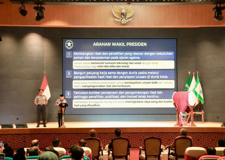 Wakil Presiden RI Prof Dr (HC) KH Ma'ruf Amin memberikan sambutan dalan iConASET 2024 di Auditorium Universitas Nahdlatul UlamaKampus B Surabaya.