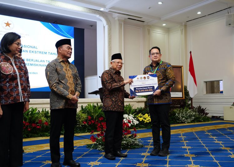 Pj Gubernur Jatim Adhy Karyono menerima secara simbolis dana insentif fiskal Rp 6,2 miliar dari Wakil Presiden RI Ma'ruf Amin.