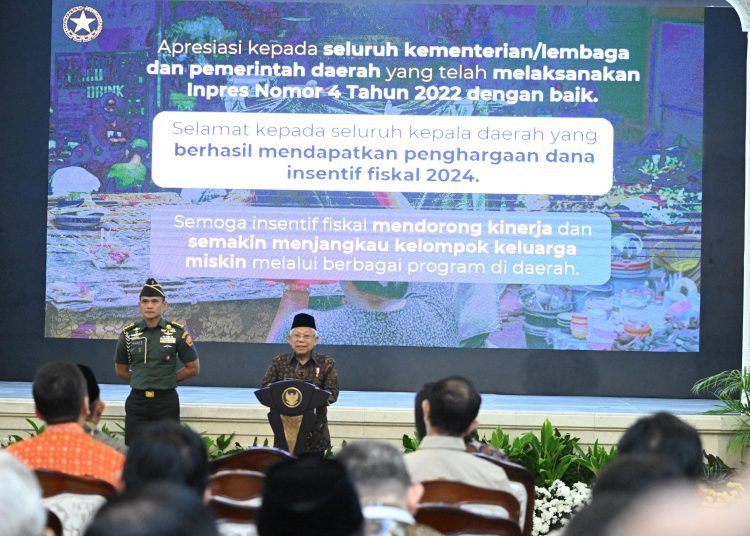 Wakil Presiden RI Ma'ruf Amin dalam Rakor Penghapusan Kemiskinan Ekstrem Tahun 2024 dan Penyerahan dana Insentif Fiskal di Auditorium Sekretariat Wakil Presiden, Jakarta.