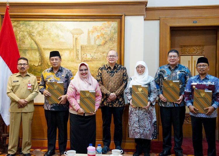 Lima wakil bupati di Gresik, Malang, Sumenap, Lamongan dan Banyuwangi, kini ditunjuk sebagai plt bupati karena kepala daerah mengajukan cuti di luar tanggungan negara untuk persiapan kampanye Pilkada serentak.