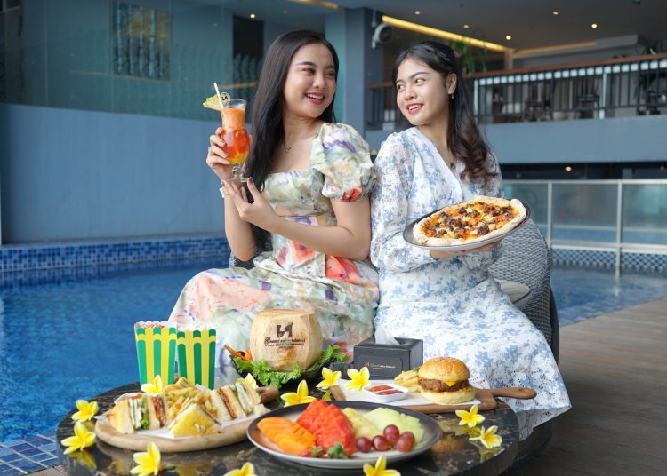 Menu pizza buntut bakar dan tropical Darmo mixo dapat dinikmati di pool bar sambil menikmati pemandangan Surabaya dari salah satu kolam renang tertinggi.