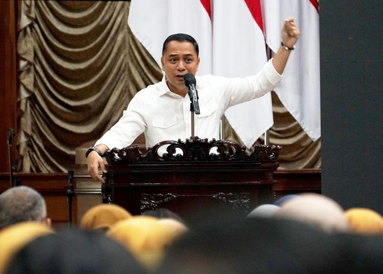 Wali Kota Surabaya Eri Cahyadi memberikan pengarahan kepada seluruh camat, lurah, dan kepala perangkat daerah di lingkungan Pemkot Surabaya di Graha Sawunggaling.