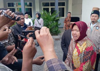 Tri Rismaharini memberikan keterangan pada awak media di Pondok Pesantren Hidayatullah, Jalan Kejawan Putih Tambak, Surabaya.
