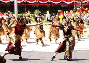 Tari Kolosal Metamorphosis of East Java dan Flash Mob memeriahkan upacara peringatan Hari Jadi Ke-79 Provinsi Jawa Timur di gedung Negara Grahadi.