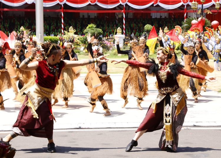 Tari Kolosal Metamorphosis of East Java dan Flash Mob memeriahkan upacara peringatan Hari Jadi Ke-79 Provinsi Jawa Timur di gedung Negara Grahadi.