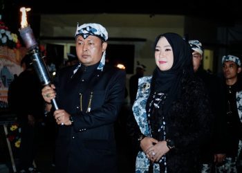Ketua DPRD Bojonegoro Abduloh Umar mengikuti prosesi persemayaman api abadi dalam rangkaian peringatan Hari Jadi Bojonegoro ke-347.