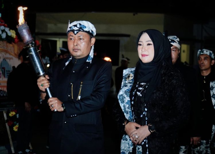 Ketua DPRD Bojonegoro Abduloh Umar mengikuti prosesi persemayaman api abadi dalam rangkaian peringatan Hari Jadi Bojonegoro ke-347.