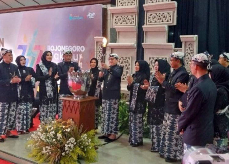 Pj Bupati Bojonegoro Adriyanto membawa api abadi menuju tungku tungku persemayaman di Alun-Alun Bojonegoro.