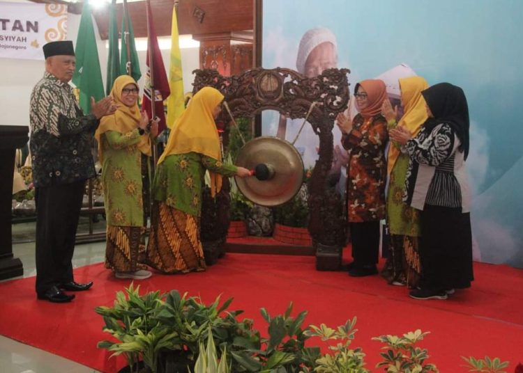 Peringatan Hari Lansia Internasional dan launching Daycare Lansia di Pendopo Malowopati Bojonegoro.