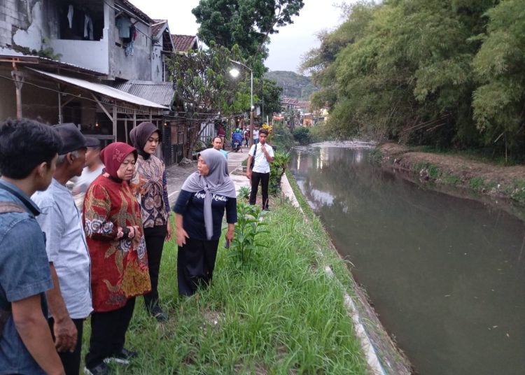Tri Rismaharini saat mendatangi Sungai Bandulan Kecamatan Sukun, Malang.