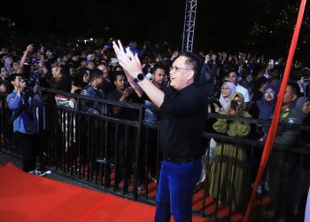 Pj Gubernur Jatim Adhy Karyono ikut larut dalam gempita pesta rakyat dan pertunjukan seni 'Jatim Phoria 2024' di Taman Chandra Wilwatikta, Kabupaten Pasuruan.