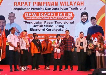 Pengukuhan Tri Rismaharini sebagai pembina Dewan Pimpinan Wilayah (DPW) Ikatan Pedagang Pasar Indonesia (Ikappi) Jawa Timur di Trenggalek.
