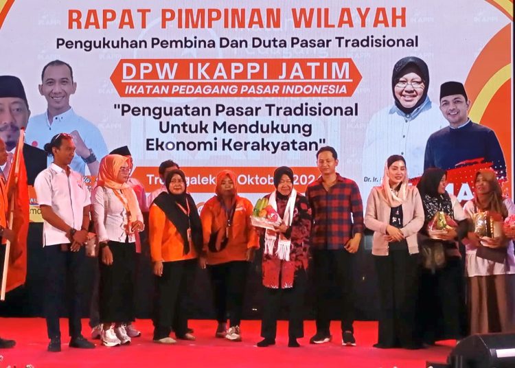 Pengukuhan Tri Rismaharini sebagai pembina Dewan Pimpinan Wilayah (DPW) Ikatan Pedagang Pasar Indonesia (Ikappi) Jawa Timur di Trenggalek.