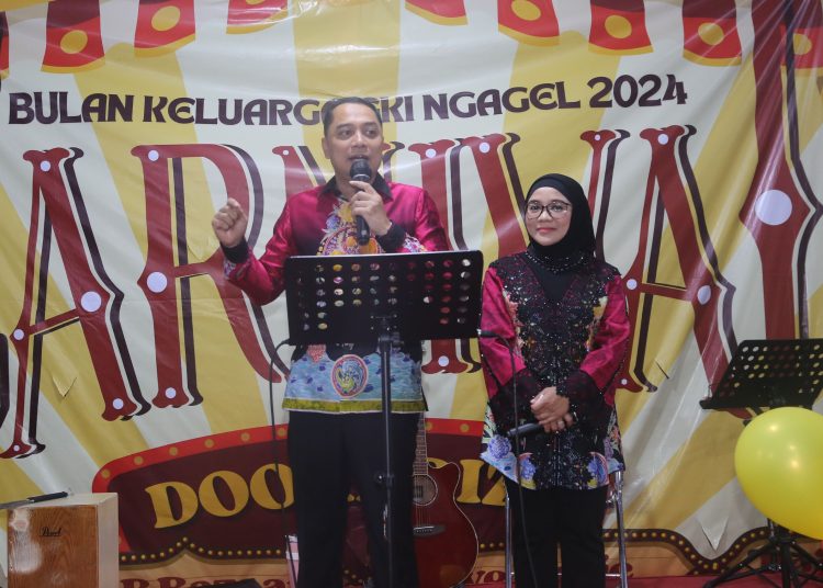 Eri Cahyadi bersama istrinya Rini Indriyani saat menghadiri Carnival Bulan Keluarga di GKI Jalan Ngagel Tama, Kecamatan Gubeng, Surabaya.