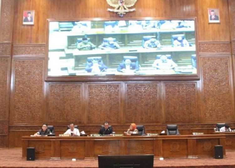 Rapat paripurna di DPRD Bojonegoro dengan agenda penyampaian jawaban bupati atas pandangan umum fraksi-fraksi DPRD atas Raperda tentang APBD 2025.